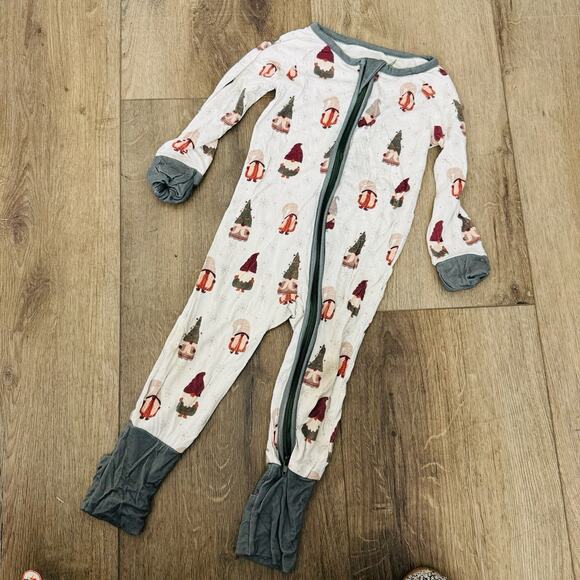 Little One Shop White Gnom Print One Piece Zip Up Pajamas Infants Size 6-12 Mo - Picture 1 of 4